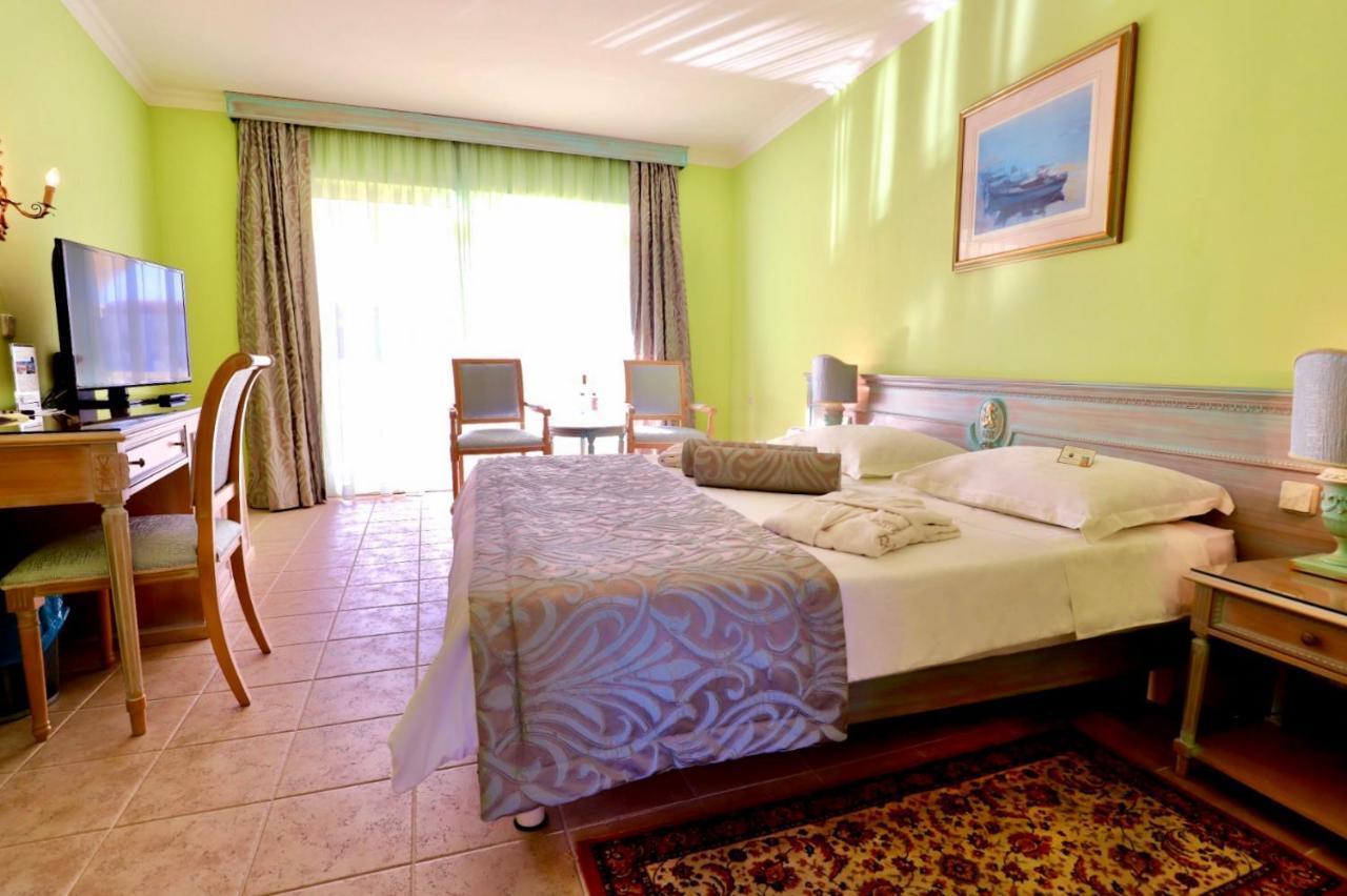 Marina Frapa Resort Rogoznica Bagian luar foto